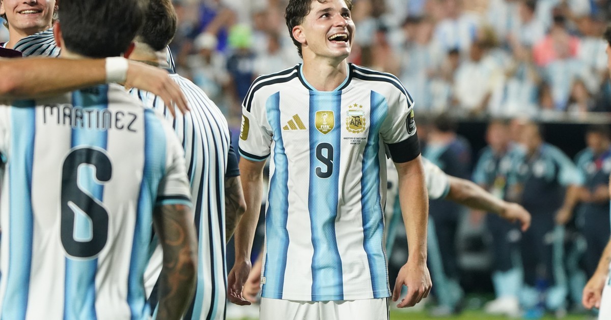 Golazo de Julián Álvarez a Suiza: los relatos que hicieron vibrar al país
