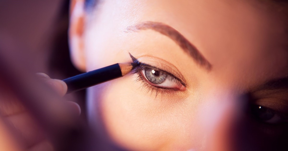 El delineado que suma años: la advertencia de una maquilladora para mayores de 50