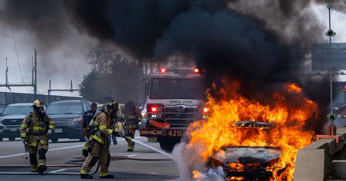 Bombero catalán: “En un incendio de auto eléctrico, el vehículo es el refugio más seguro”