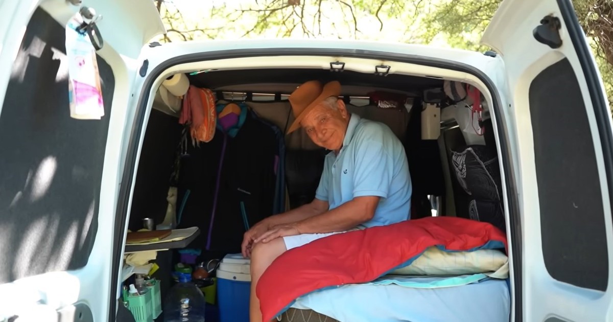 A sus 71, convirtió su camioneta en casa rodante y recorre Latinoamérica