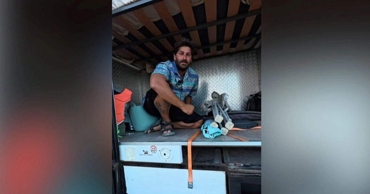 Funcionario español vive en un camión para no pagar hipoteca, agua ni luz