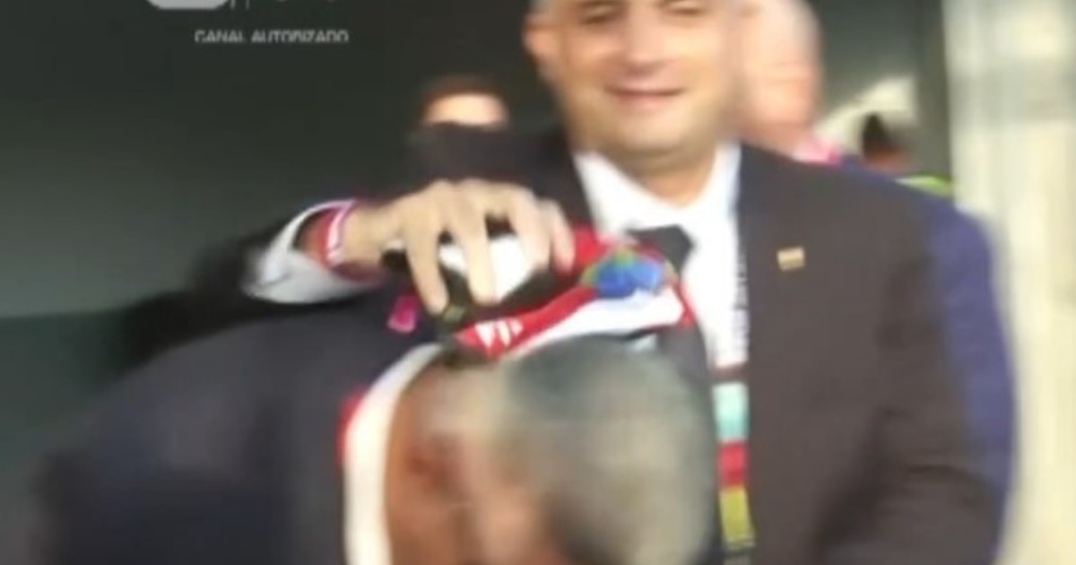 Chiqui Tapia recreó la icónica escena de la nuca seca mientras Messi daba una entrevista
