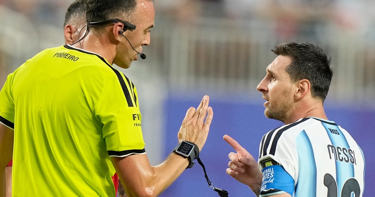 Messi y el árbitro: tenso cruce en Argentina-Suiza