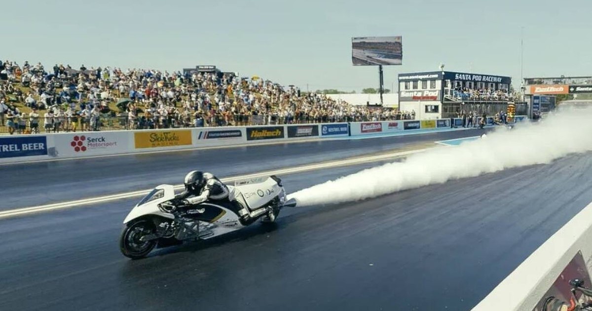 Moto a vapor británica acelera de 0 a 100 km/h en 0,4 segundos y rompe récord