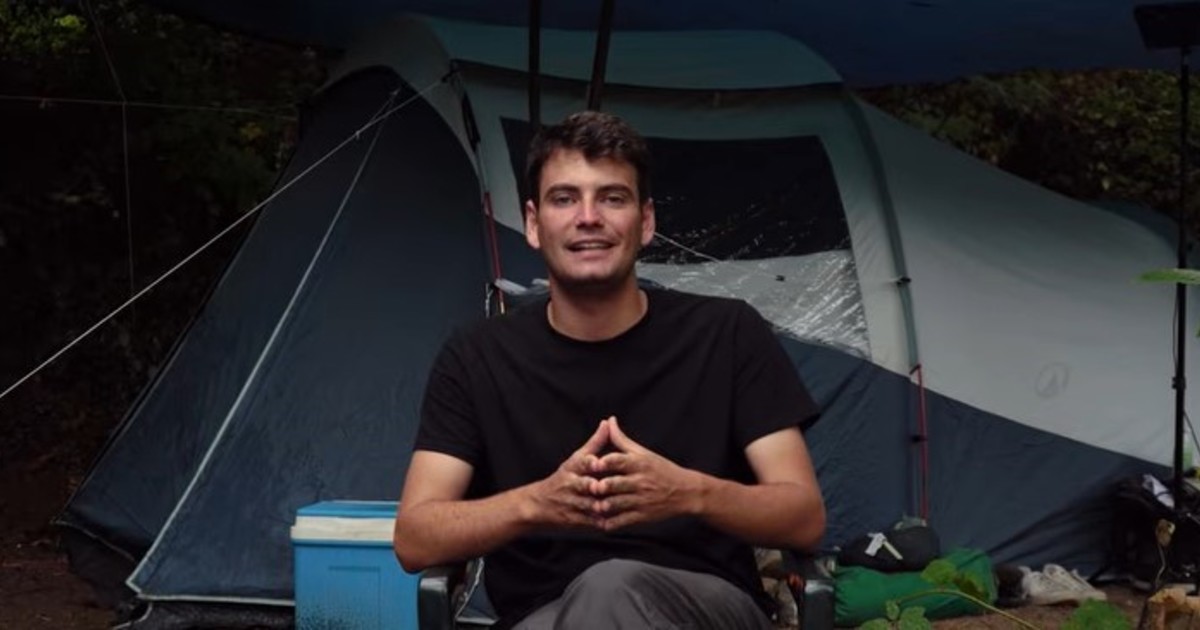 De la carpa al bosque: la historia de Marc Félez, que vivió 70 días en plena naturaleza y ahora construye su cabaña autosustentable