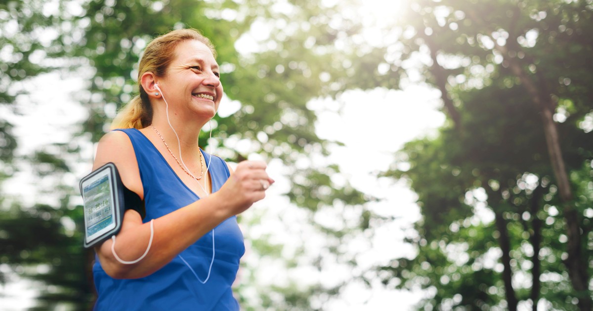 Caminar después de comer: el simple hábito que aplana el pico de glucosa