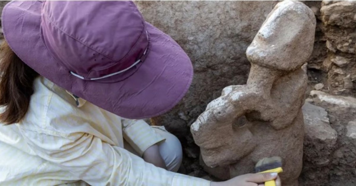 Hallazgo arqueológico en Turquía: escultura de 11.000 años con figura humana sobre un leopardo