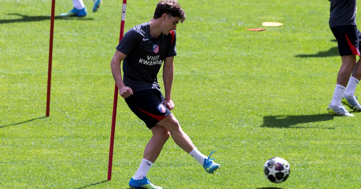 Julián Álvarez ya entrena con Atlético de Madrid: el plan que sigue desde Ibiza mientras sueña con Barcelona