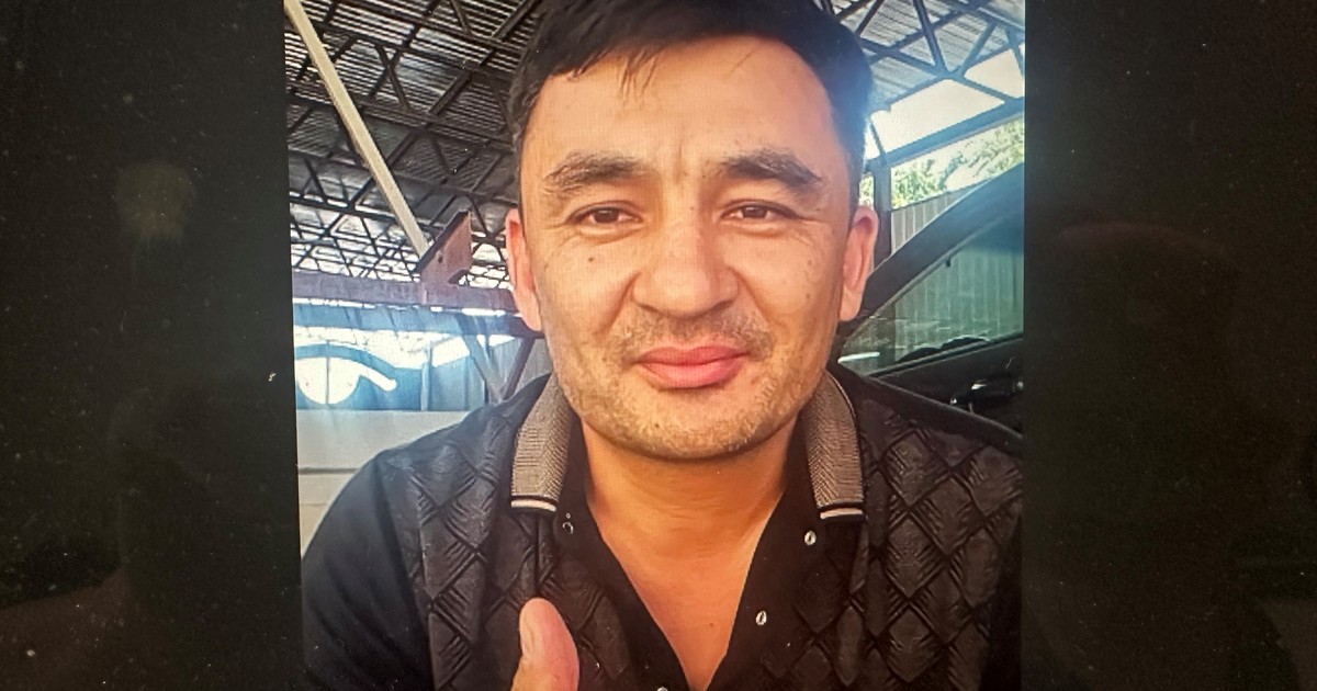 Camarógrafo sorprende al correr a la par de atletas en Kazajistán