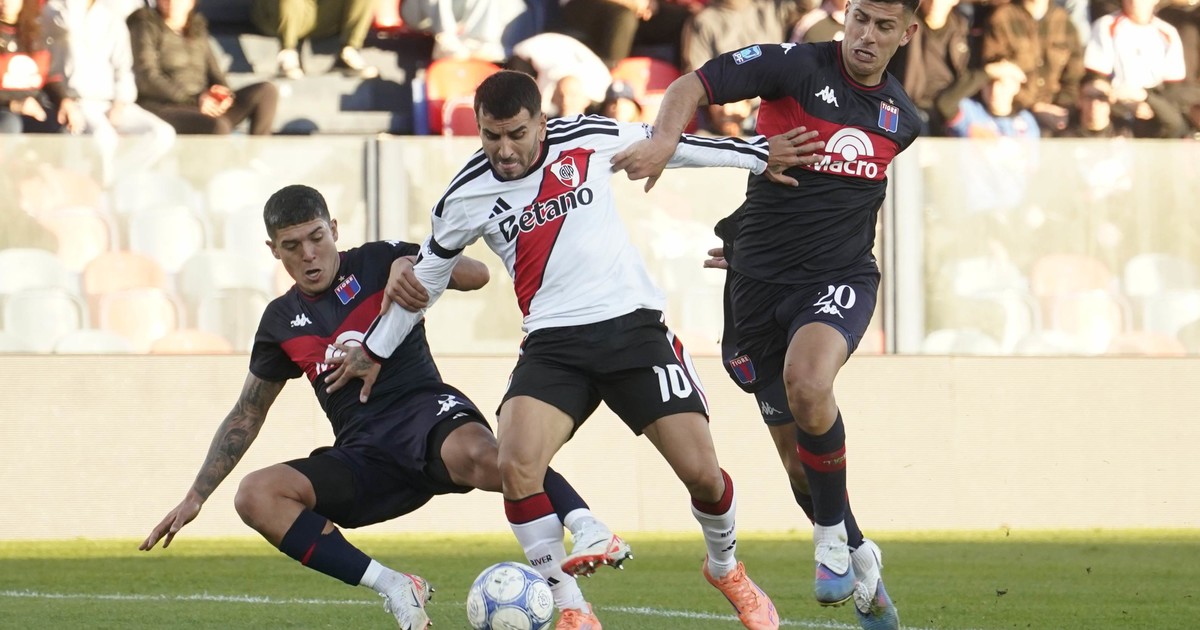 River reclama un penal no cobrado en la jugada de Correa y explota contra el VAR