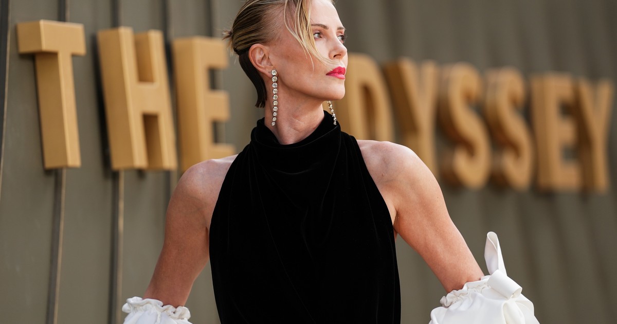 Charlize Theron, a los 50, deslumbra con selfie sensual y su papel en 'The Odyssey'