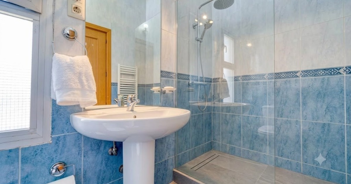 Adiós al plato de ducha: el baño plano que gana terreno