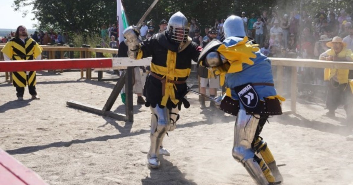 Espadas, hachas y escudos: 600 guerreros se baten en el torneo mundial de combate medieval