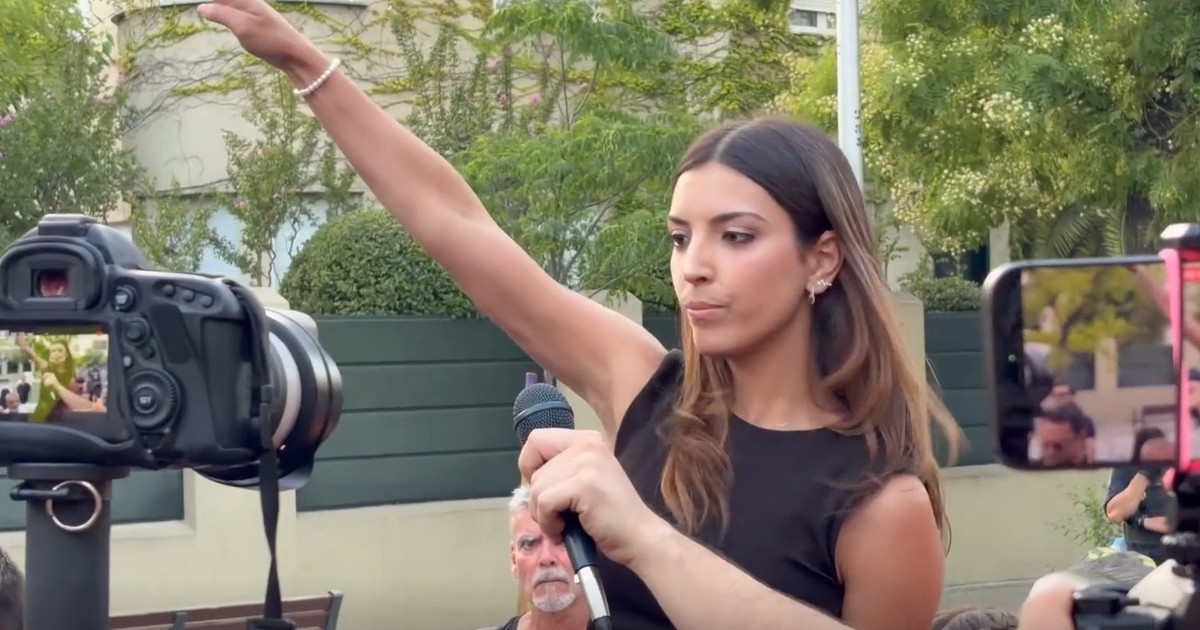 Polémica en Madrid: activista española hace el saludo nazi frente a la embajada de Marruecos