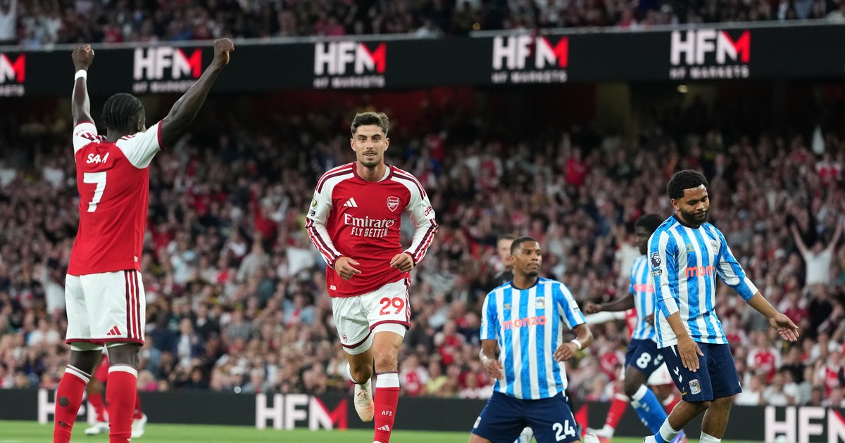Arsenal arrancó la defensa del título con una goleada ante Coventry