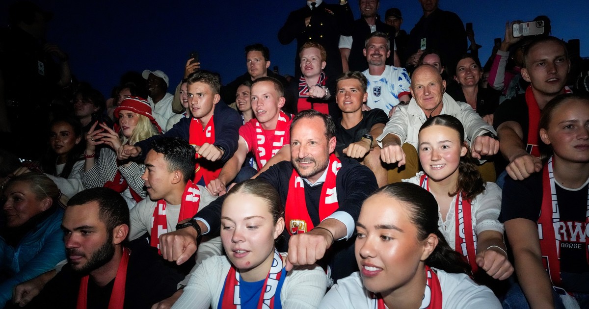 Festejo multitudinario en Oslo: el príncipe heredero se sumó al remo vikingo tras el triunfo de Noruega sobre Brasil