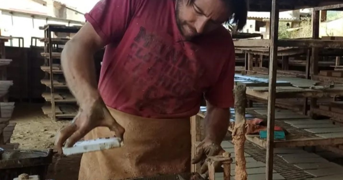 Jordi Aguilera, el artesano que mantiene vivo el horno centenario de ladrillos