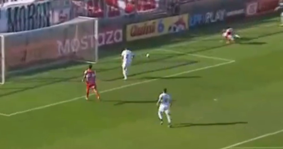 Insólito blooper: Ferro se hace un gol en contra en un partido clave