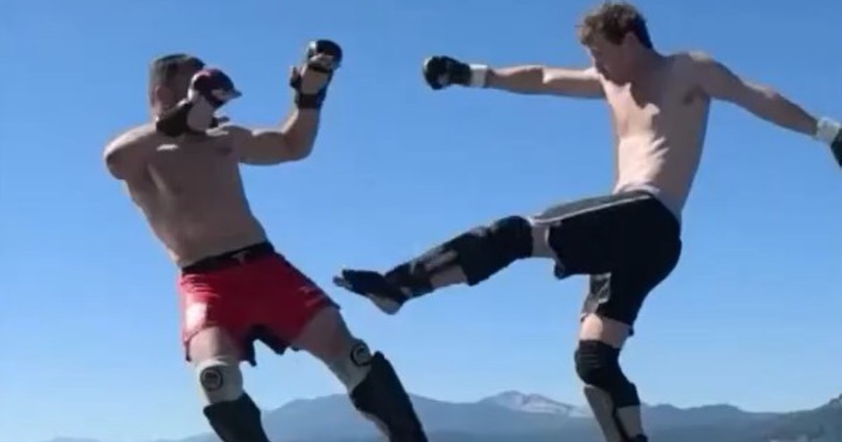 Zuckerberg se enfrenta a un campeón de UFC sobre una plataforma flotante