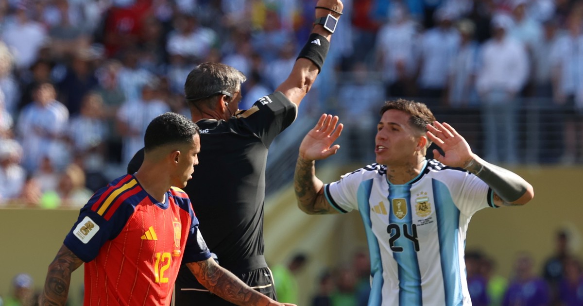 Enzo Fernández fue expulsado en la final ante España y dejó a Argentina con diez