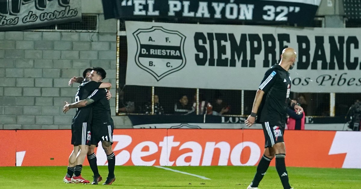 Alexander Díaz anotó un golazo para el 3-0 de Deportivo Riestra contra Boca