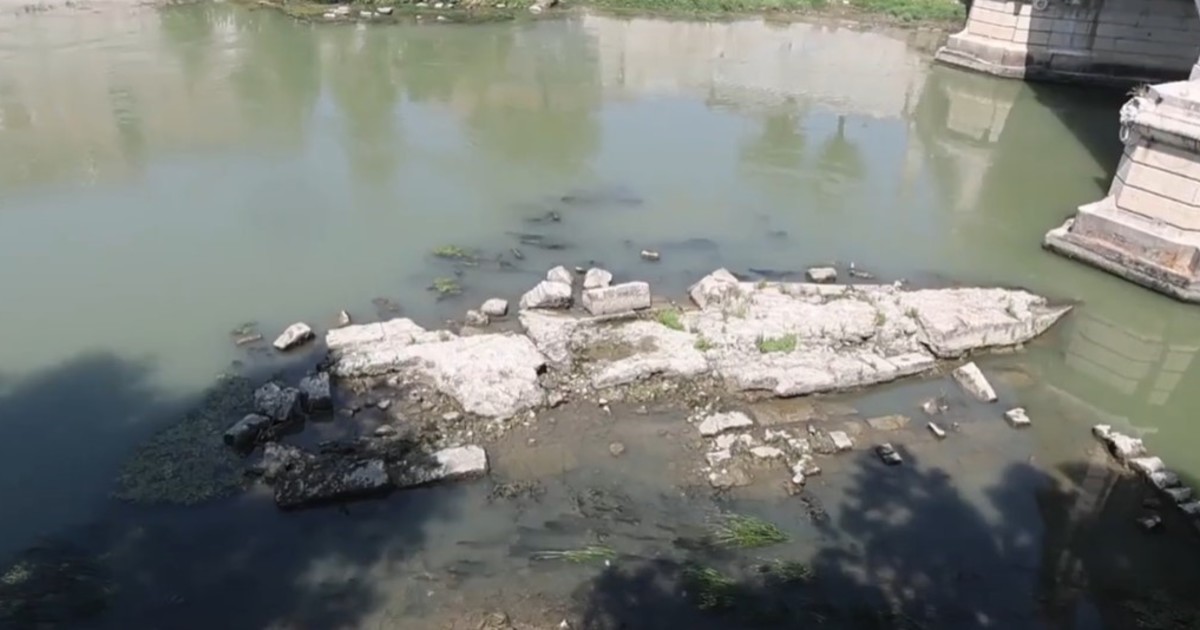 El Tíber baja y reaparece el Puente de Nerón en Roma