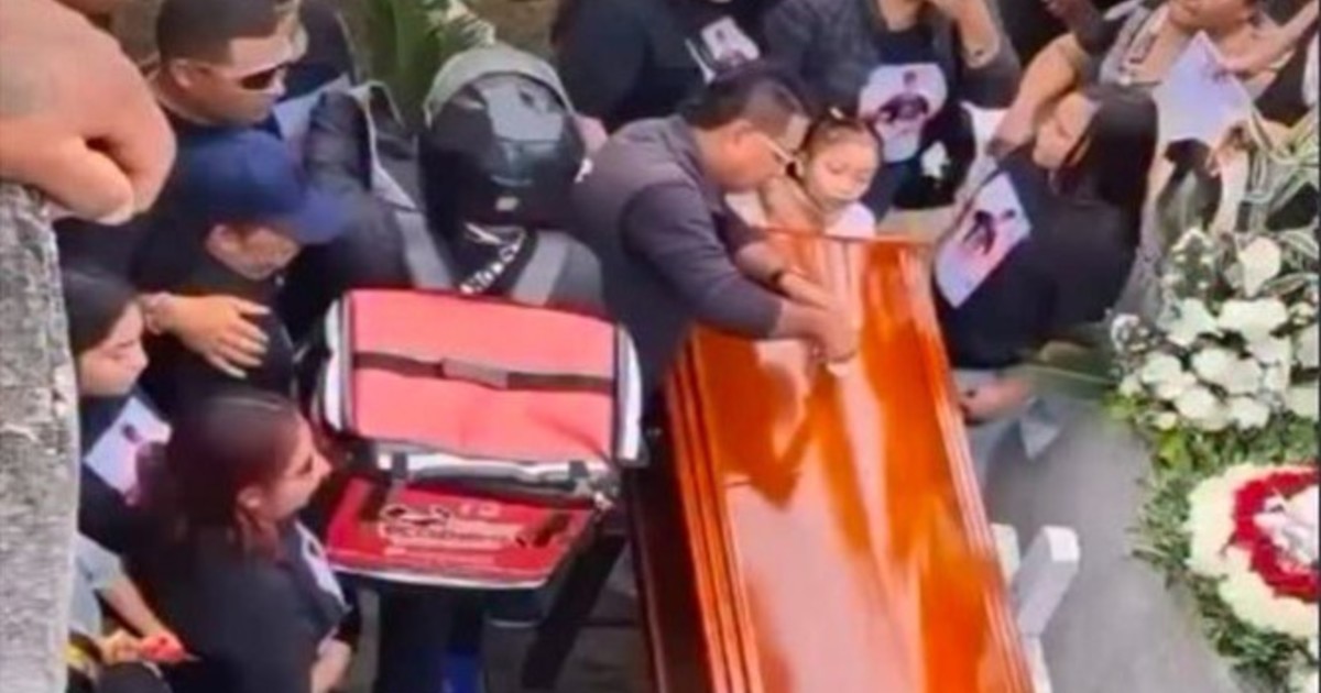 Repartidor entregó flores en un entierro y el momento se volvió viral