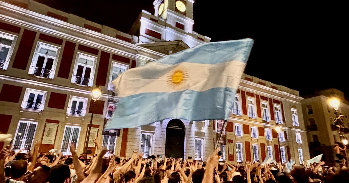 La Scaloneta enloqueció Madrid: la Puerta del Sol se vistió de celeste y blanco tras el triunfo ante Inglaterra