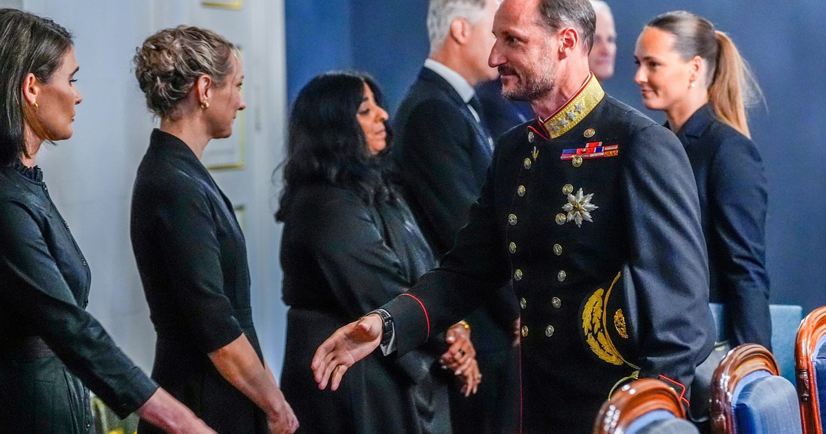 Haakon VIII asume el trono de Noruega tras la muerte de Harald V