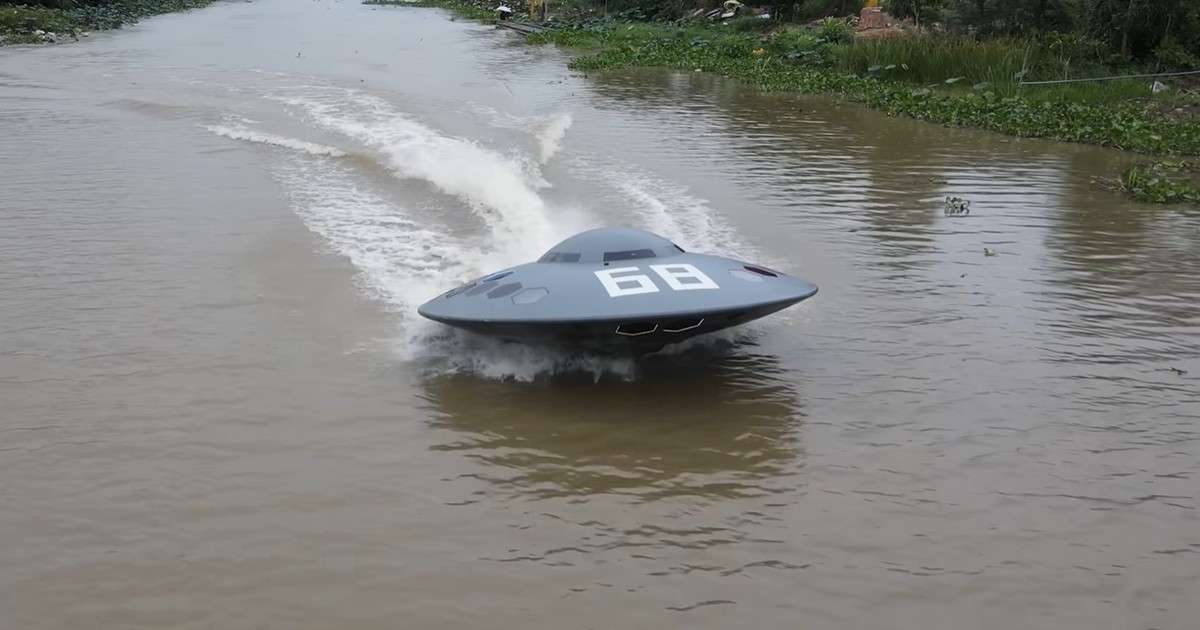 Inventor vietnamita construye un “platillo volador” que navega por el río