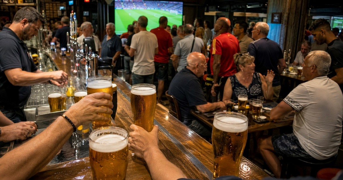 Ingleses, cerveza y fútbol: el dueño de un bar español revela cómo cambia el consumo los días de partido