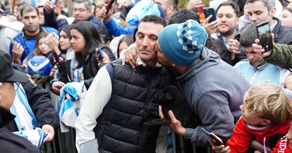 Pujato no para de abrazar a Scaloni: filas, canciones y un ruego constante