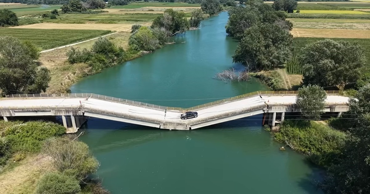 Tres años después, el puente caído sigue siendo un atajo peligroso