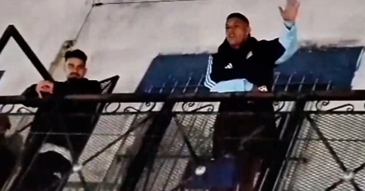 Facundo Medina volvió a su barrio tras el Mundial: emoción y fútbol en Villa Caraza