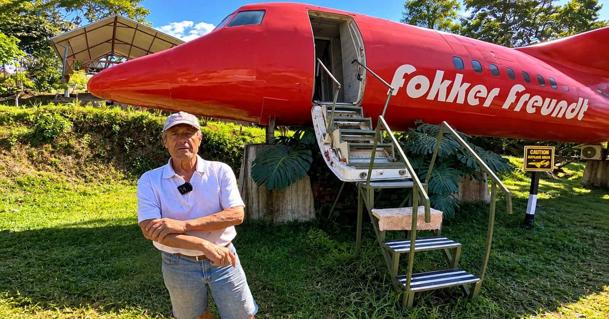 Un jubilado peruano de 77 años reconstruyó un avión y lo convirtió en atracción en su jardín selvático