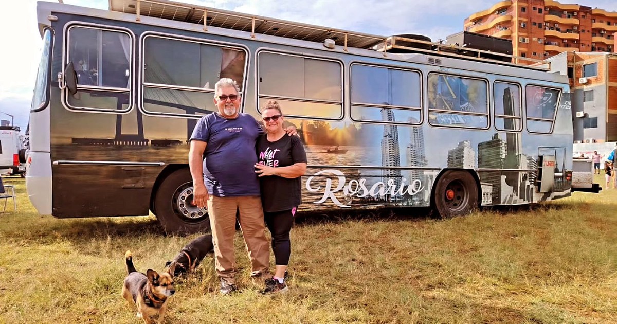 Jubilados argentinos convierten un colectivo en motorhome y recorren Sudamérica: "Vivimos más livianos"