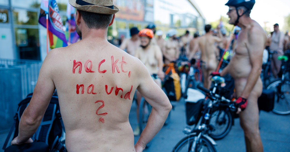 Pedaleada nudista por Berlín: 500 ciclistas reivindican la diversidad corporal y el clima