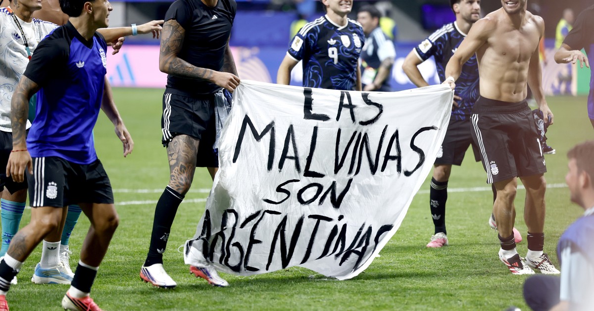 Exasesor de Thatcher pide sanciones a futbolistas argentinos por bandera de Malvinas; el Gordo Dan lo cruza
