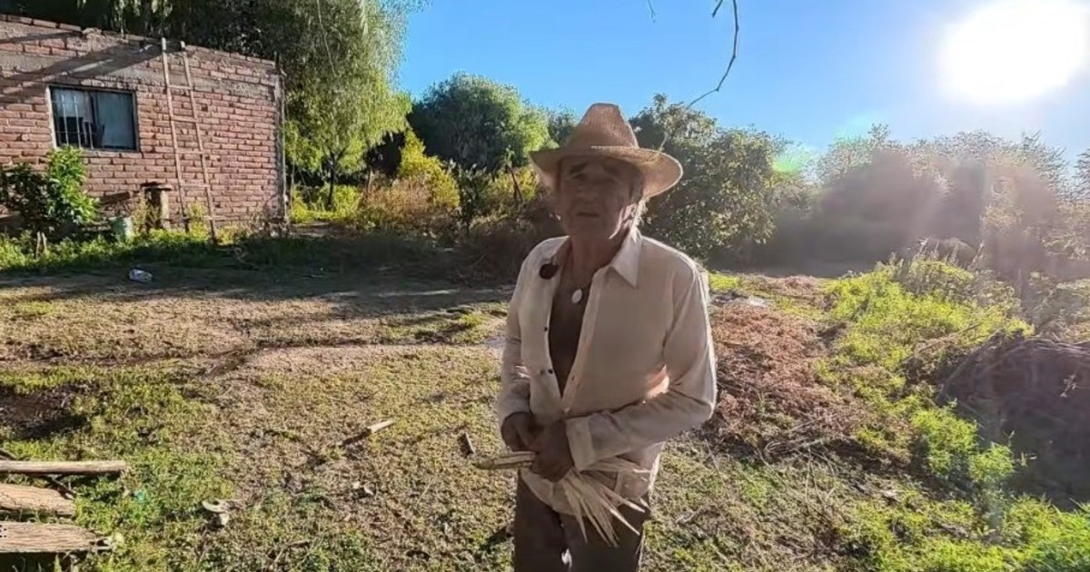 Santos Becerra, el artesano del adobe que encuentra paz en el monte