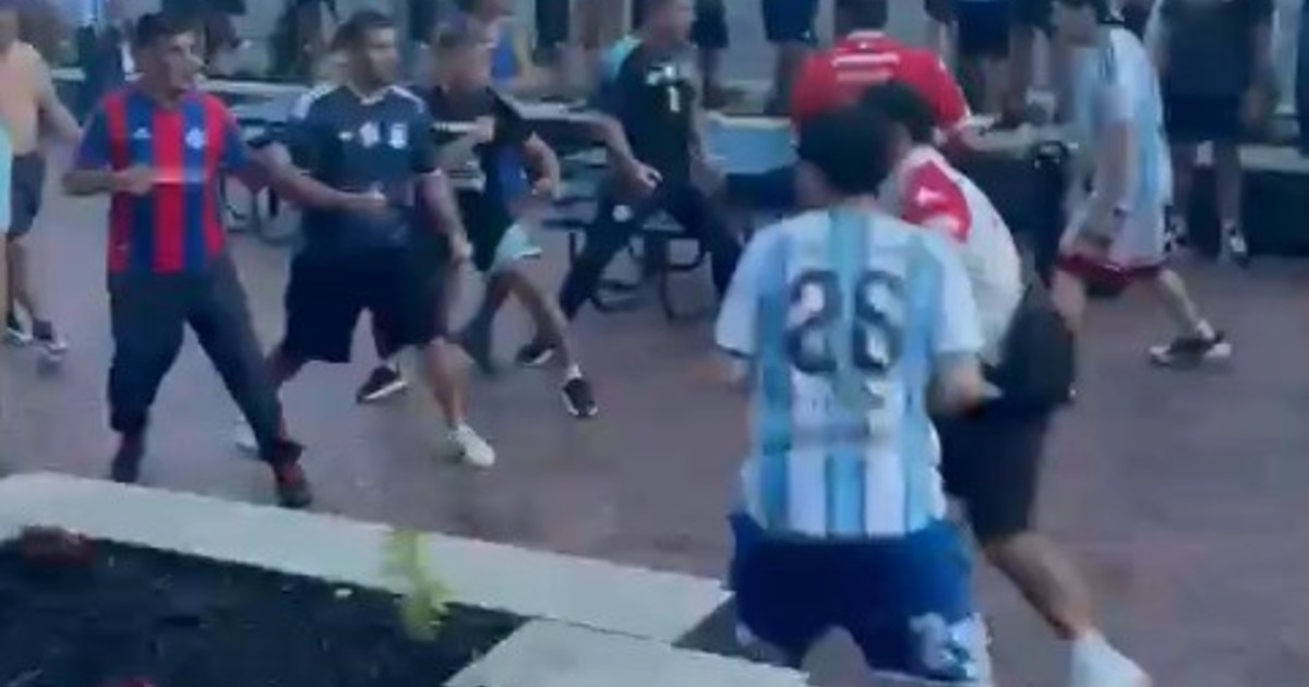 Banderazo en Atlanta: barras de San Lorenzo y Huracán se enfrentaron antes del Argentina-Inglaterra