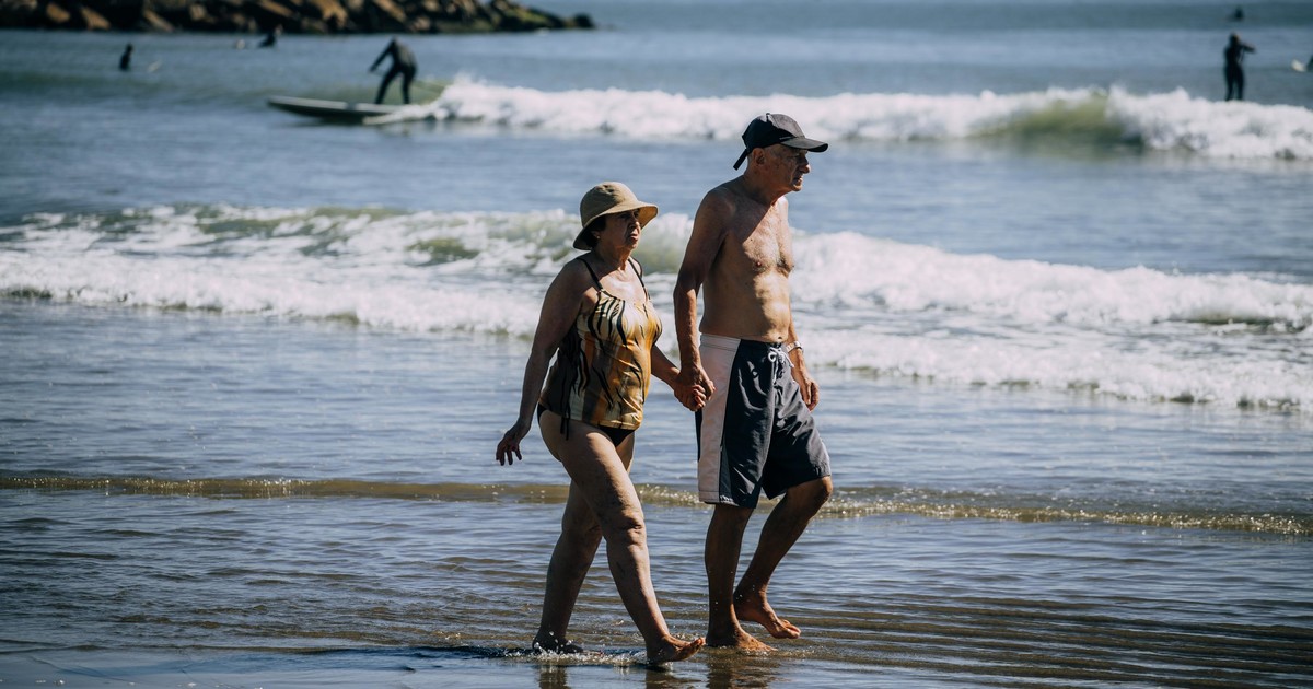 Caminar por la orilla del mar: mucho más que un simple paseo