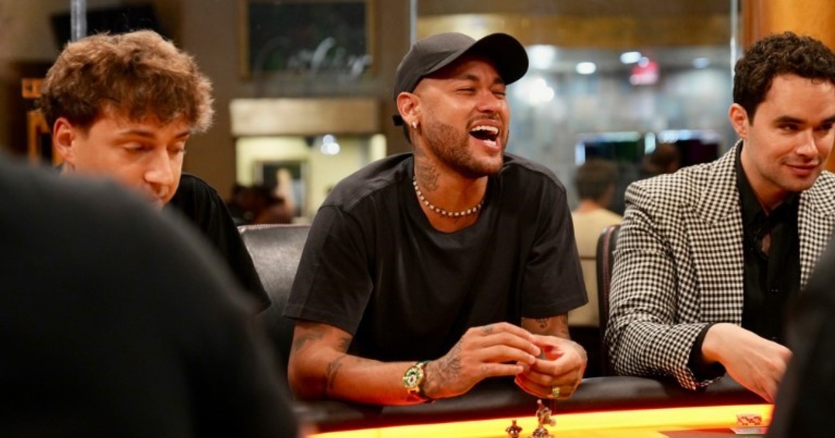 Neymar defiende su compromiso con Santos tras críticas por jugar al póker