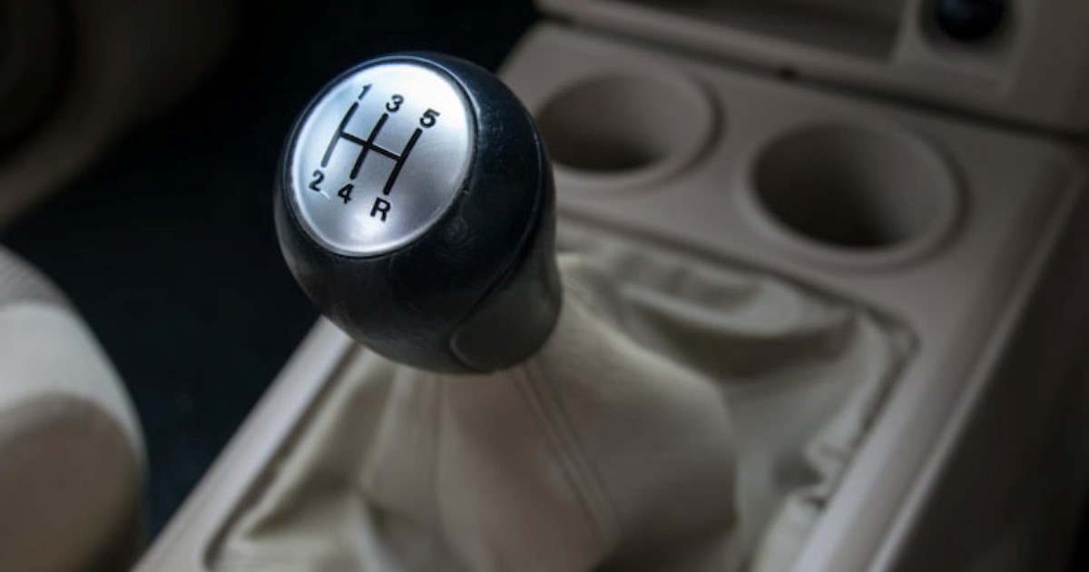 Conducir con caja manual exige más al cerebro, según estudio japonés