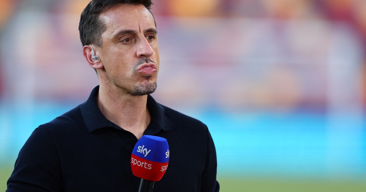 Gary Neville criticó a Cuti Romero y Lisandro Martínez: "Regalan un gol por partido"
