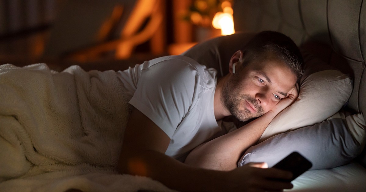 Ojo con el celular: por qué mirarlo en la oscuridad daña la vista
