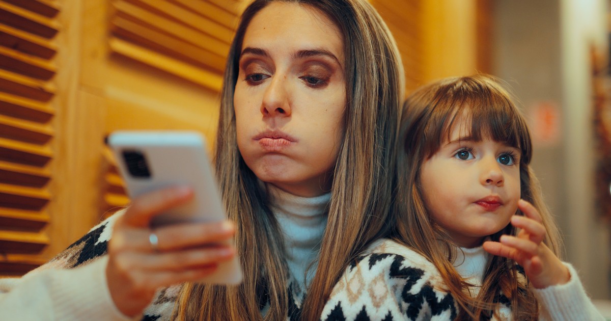 Alerta de experto: el uso excesivo del celular puede dañar los vínculos familiares