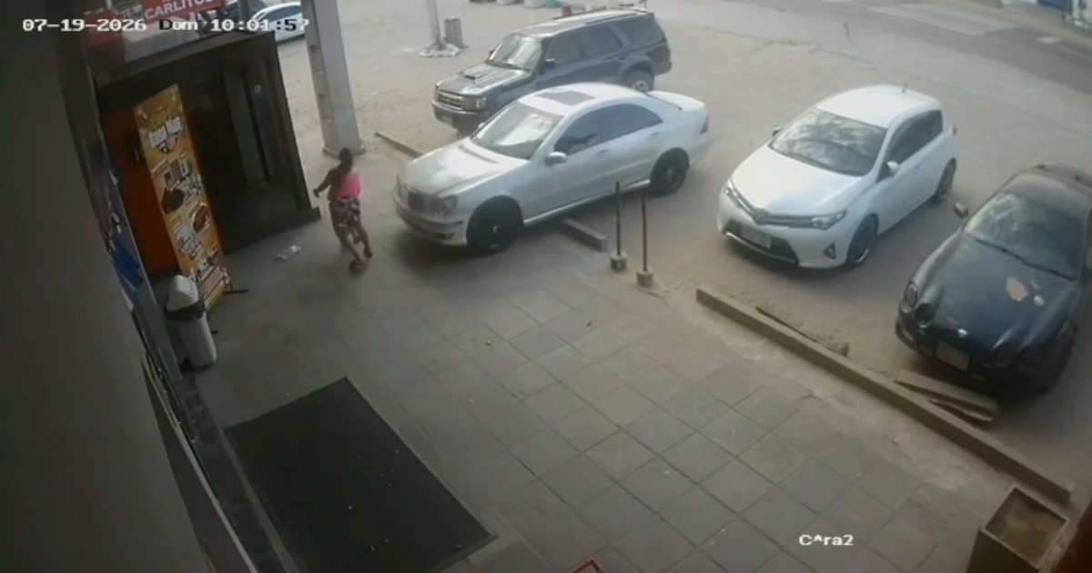 Un auto estacionado avanzó solo y se incrustó en un supermercado en Paraguay