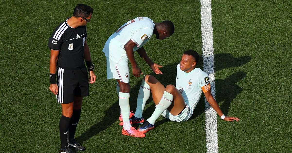 Preocupación en Francia: Mbappé se retiró con hielo en el pie tras victoria ante Marruecos