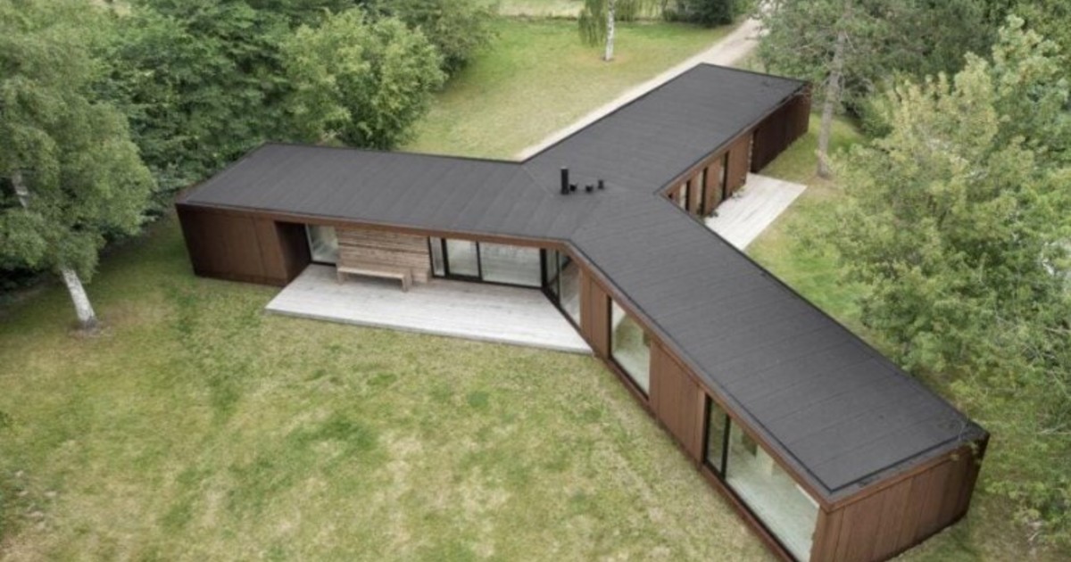 Villa Korup: la casa de acero y madera que se monta en 72 horas