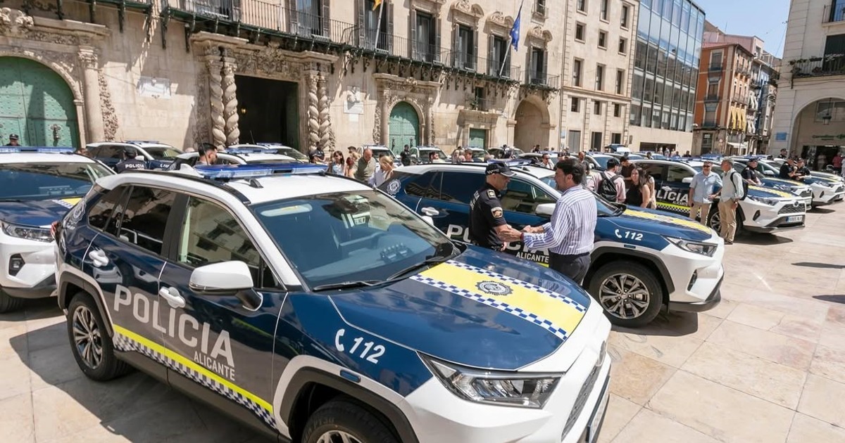 Dos policías recién graduados en España piden sumar días extra para aprender el oficio en la calle